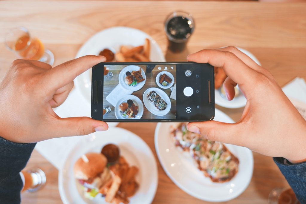 Persona capturando foto de platos de restaurante 