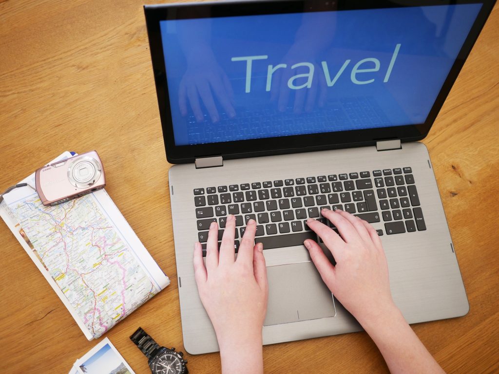 Un portatil para reservar un viaje online