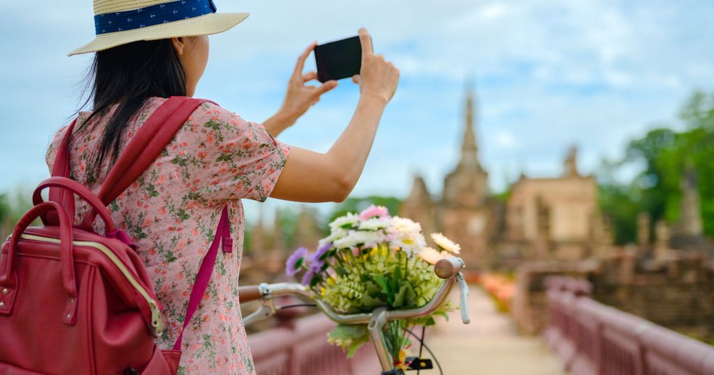 Joven estudiante turisteando con mochila en Europa