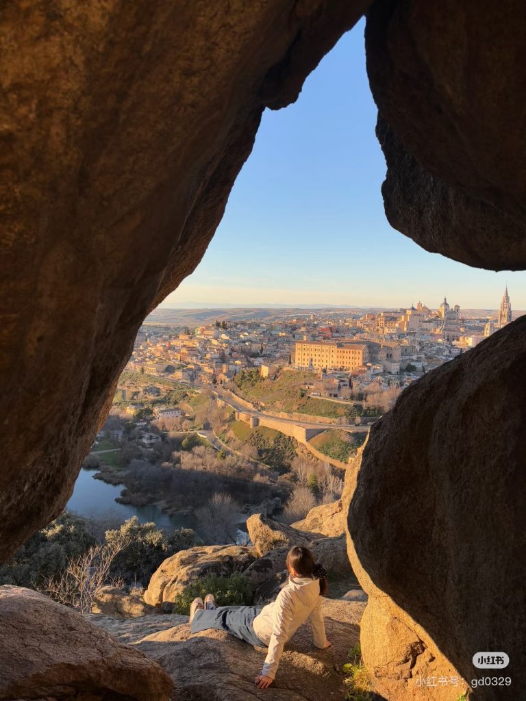 En una boca de la cueva que está fuera de la ciudad Toledo de España
